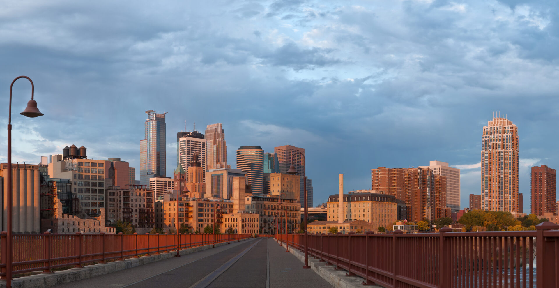 A picture of an urban city called Minneapolis, MN